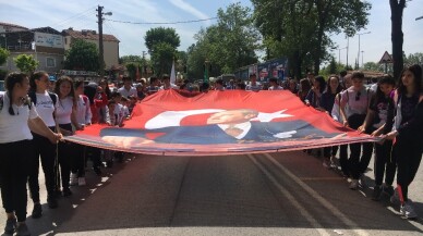 Çark Caddesi’nde 103 metrelik Türk bayrağı açıldı