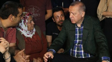 Cumhurbaşkanı Erdoğan, Zeytinburnu Sahili’nde vatandaşlarla çay içti