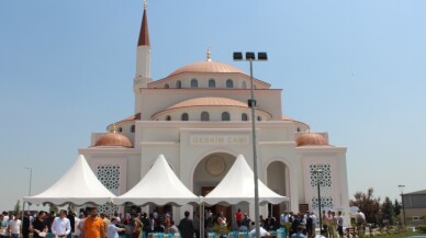 Dünyaca ünlü sanatçılar GEBKİM Camii’ne imza attılar