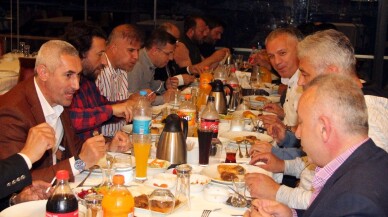 Eski futbolcular iftarda bir araya geldi