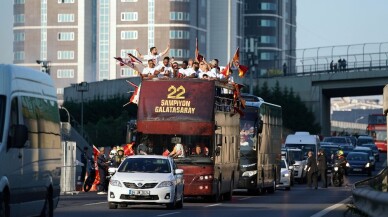 Galatasaray kafilesi üstü açık otobüsle stada geldi