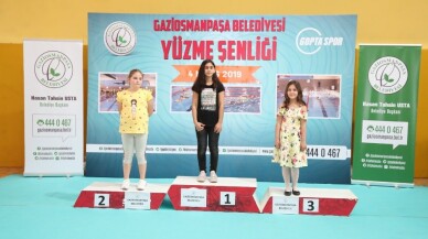 Gaziosmanpaşa’da Yüzme Şenliği’nde dereceye giren yüzücülere madalyaları verildi