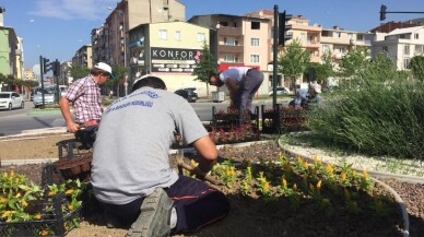 Gemlik’te kavşak ve orta refüjler rengarenk