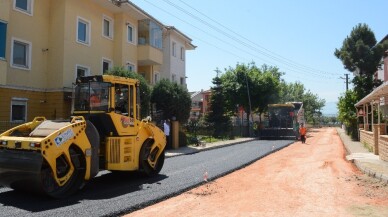 İzmit’te yol asfaltlama çalışmaları sürüyor