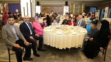 Kocaeli’nde yetimlerin yüzünü güldüren iftar