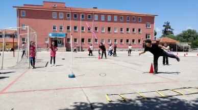 Öğrenciler önce koşuyor, sonrada soruları cevaplıyor