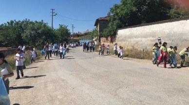 Öğrencilerden köyde çevre temizliği