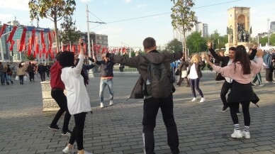 (Özel) Taksim’de zeybek oynayan öğrencilere yoğun ilgi