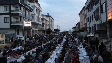 ’Sevgi Sofrası’nda buluşan Maltepeliler dualarla iftarını açtı