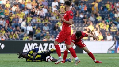 Spor Toto Süper Lig: Fenerbahçe: 1 - Antalyaspor: 1 (İlk yarı)