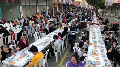 Sultanbeyli’nde binlerce vatandaş Gönül Sofraları’nda iftarını açtı