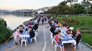 Sütlüce Sahil’de kurulan gönül sofraları yüzlerce kişiyi ağırladı