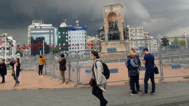 Taksim, aniden bastıran sağanak yağışa teslim oldu