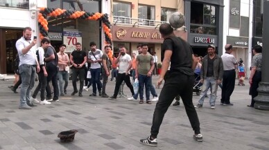 Taksim’de İranlı top cambazının gösterisine vatandaşlardan yoğun ilgi