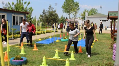 Üniversiteli abi ve ablalarıyla spor yapıp stres attılar