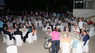 Vali Yazıcı, huzurevinde yaşlılara iftar verdi