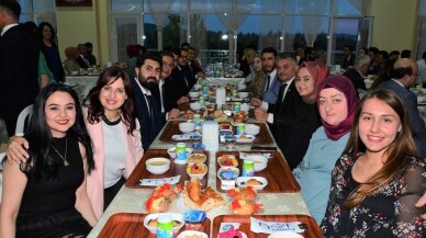 Vali Yazıcı, öğrencilerle iftar yaptı