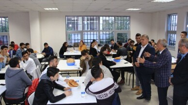 Yenişehir Belediye Başkanı Davut Aydın iftarını öğrencilerle açtı