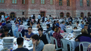 Zeytinburnu’nda gençler iftar programında buluştu