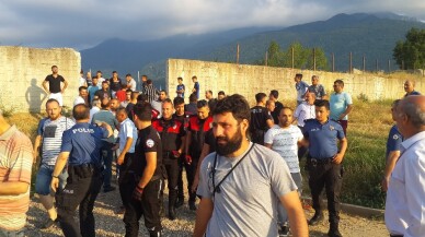 Amatör küme maçında sporcuların soyunma odasını bastılar