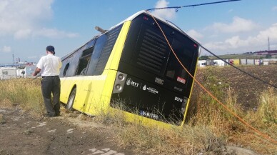 Arnavutköy’de belediye otobüsü tarlaya uçtu: 2 yaralı