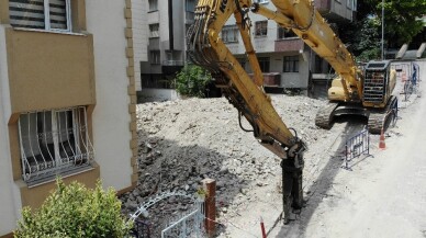 Avcılar’da tahliye edilen binanın yıkımı gerçekleştirildi