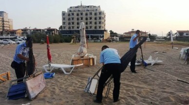 Ayvalık’ta askeri tatbikat sahasında kalan şemsiyeler kaldırılıyor