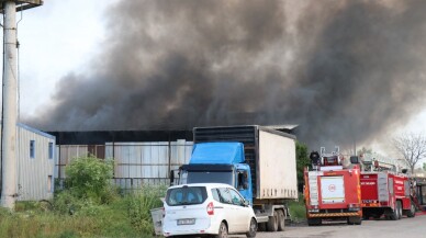 Bayramın ilk saatlerinde geri dönüşüm tesisleri alevlere teslim oldu