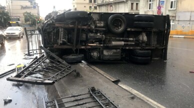 Beyoğlu’nda kamyonet devrildi