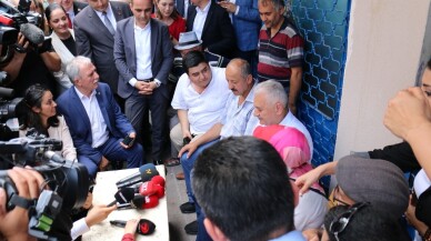 Binali Yıldırım Sancaktepe’de vatandaşlarla çay içti