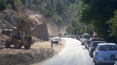 Bursa Orhaneli yol çalışması uzun araç kuyrukları oluşturdu