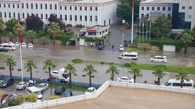 Bursa’da sağanak yağmur caddeleri göle çevirdi