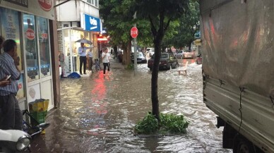 Bursa’da yağmur hayatı felç etti