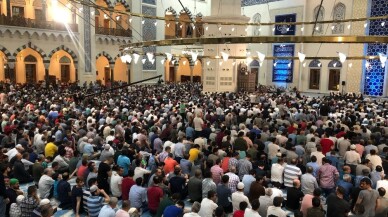 Büyük Çamlıca Camii Kadir Gecesi’nde doldu taştı