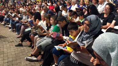 Büyükçekmece’de binlerce kişi aynı anda kitap okudu