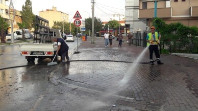 Darıca’da selden sonra başlatılan temizlik çalışmaları sürüyor