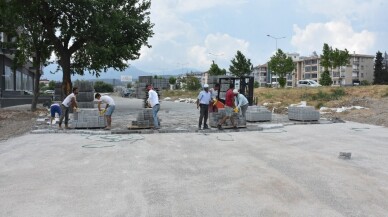 Edremit Belediyesi parke taşı döşeme çalışmalarını sürdürüyor