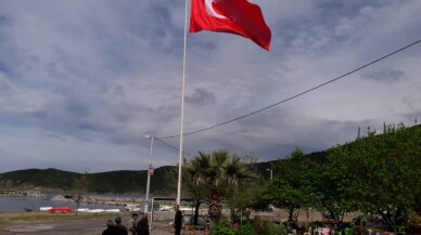 Erdek’in Turan Mahallesi meydanına Türk bayrağı dikildi