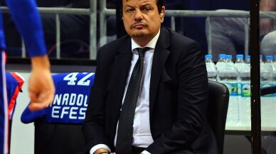 Ergin Ataman parkeye yine kulaklıkla çıktı