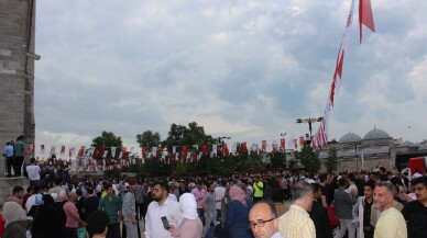 Fatih Camii’nde bayram namazı sonrası sıcak çorba ikramı