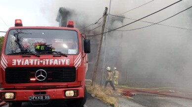 Fatih’te tadilatta olan iki katlı evde yangın çıktı