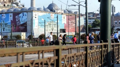 İstanbul’a boş diye geldiler, kalabalıktan raylarda yürüdüler