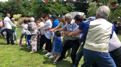 İstanbul’da nineler ve dedelerle torunları bostandan sebzeleri toplayıp menemen yaptı