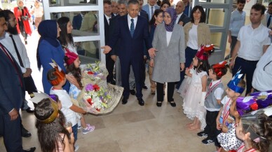 İstanbul’da öğrenciler karne sevincini yaşadı