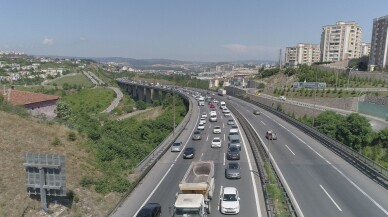 Kocaeli’de dönüş yoğunluğu trafiği kilitledi