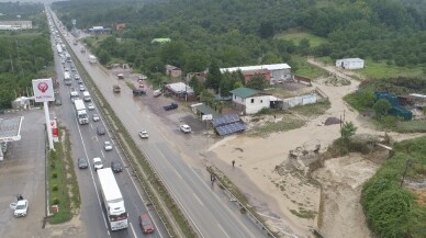 Kocaeli’de sel nedeniyle ulaşıma kapanan D-100 karayolu yeniden ulaşıma açıldı