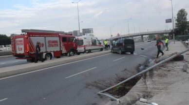 Kontrolden çıkan otomobil aydınlatma direğini devirdi: 1 yaralı