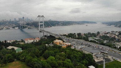 Köprüde yaşanan hareketli dakikalar sebebiyle oluşan trafik yoğunluğu havadan görüntülendi