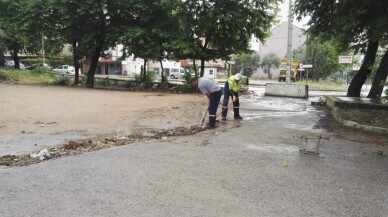 Körfez’de yağmur sonrası mazgallar temizlendi