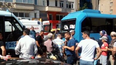 Maltepe’de bir minibüs, yolcu dolu minibüse çarptı: 5 yaralı